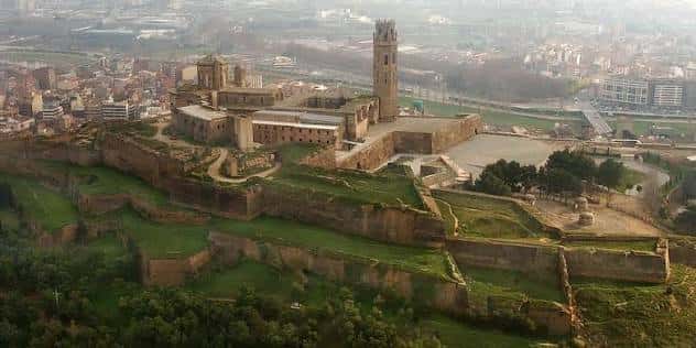 Vista aérea panorámica del Conjunto Monumental de la Seu Vella y el Castillo del Rey en Lleida