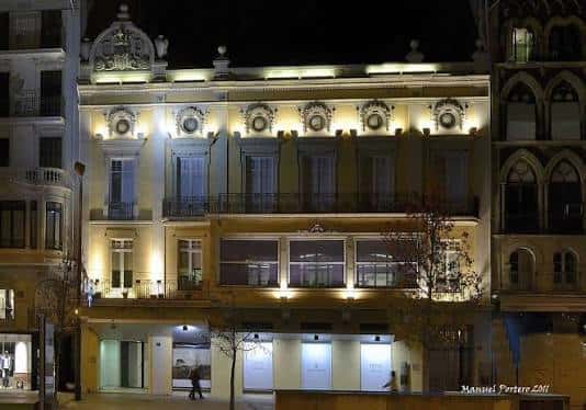 Vista nocturna de la fachada iluminada del Casino Principal
