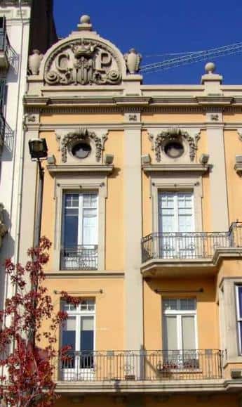 Detalle arquitectónico de la parte superior de la fachada con escudo