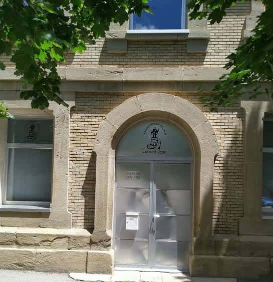 Fachada principal de la Asociación de Vecinos Barrio San José en Huesca