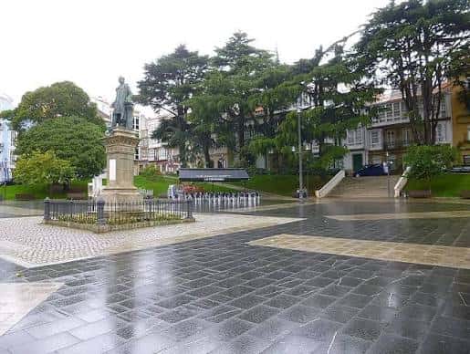 Plaza con estatua central y escalinata en primer plano