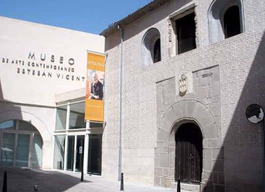 Vista exterior del Museo de Arte Contemporáneo Esteban Vicente mostrando la fachada histórica y el edificio moderno