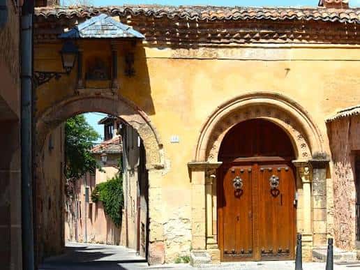 Arco de entrada al Barrio de las Canonjías con puerta de madera y detalles arquitectónicos