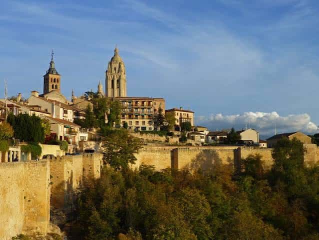 Panorámica de la ciudad de Segovia con su muralla medieval y la Catedral al fondo
