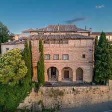 Vista exterior de la Casa de Vaquero Turcios mostrando su fachada histórica con arcos y tejado tradicional