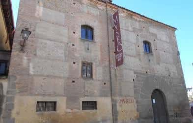 Fachada exterior del Museo Rodera Robles con letrero vertical