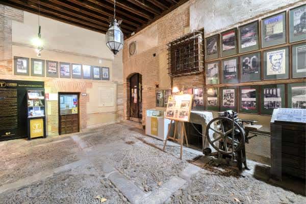 Espacio expositivo con maquinaria histórica y paneles informativos