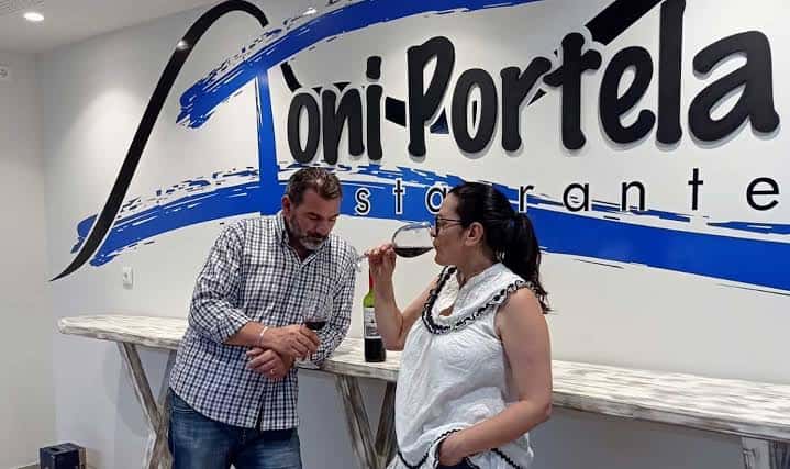 Pareja degustando vino en el interior del restaurante Toni Portela