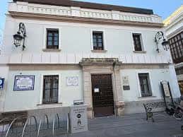 Fachada principal de la Biblioteca Pública Municipal Rafael Pablos