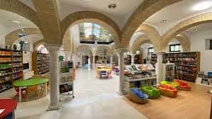 Interior del área infantil con arcos y estanterías