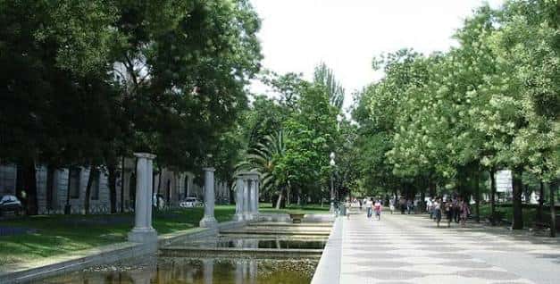 Vista del Paseo de Recoletos con fuentes y columnas clásicas