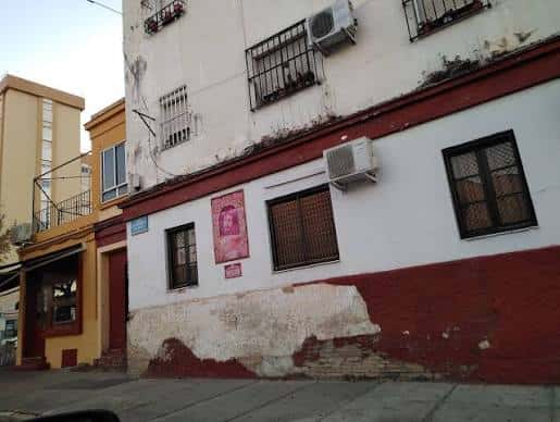 Fachada tradicional de la Calle Paquera con detalles arquitectónicos
