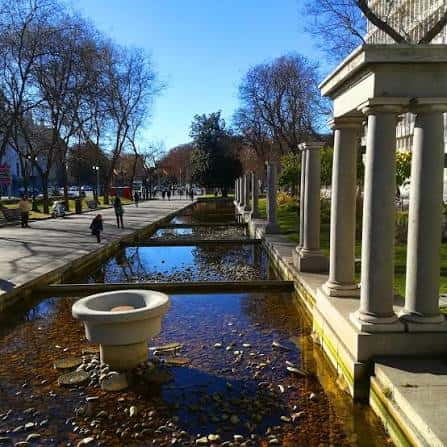 Detalle de las fuentes y columnas del paseo bajo cielo azul