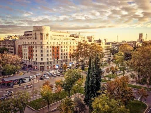 Vista panorámica del Paseo de Recoletos desde una altura durante el atardecer