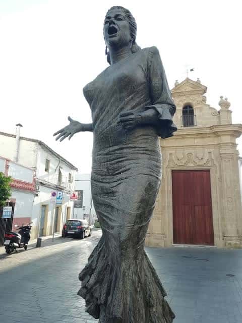 Estatua monumental dedicada al cante jondo en la Calle Paquera