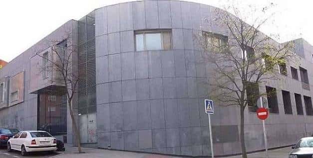 Vista exterior del Centro Cultural Pilar Miró mostrando su fachada moderna de paneles metálicos