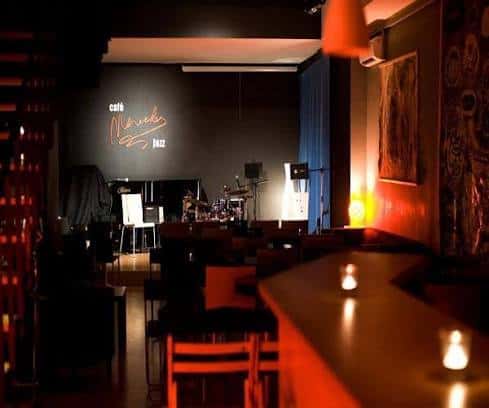 Interior del Café Mercedes Jazz con escenario y ambiente íntimo