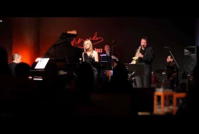 Concierto de jazz en vivo en el Café Mercedes