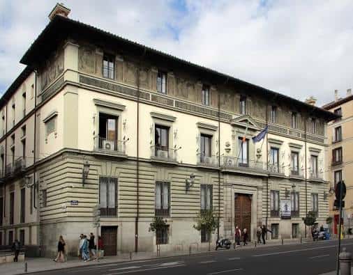 Fachada principal del Istituto Italiano di Cultura en el Palacio de Abrantes, con arquitectura clásica y banderas italiana y europea