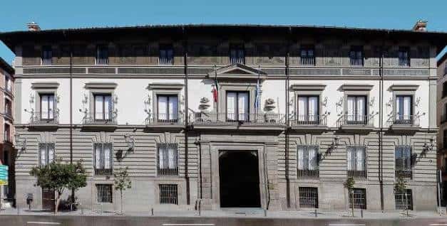 Vista frontal del edificio del Instituto Italiano de Cultura bajo cielo despejado, destacando su diseño neoclásico y entrada central