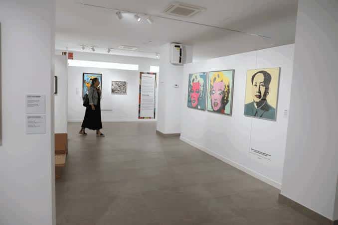 Galería del Centro Cultural FUNDOS Fórum Salamanca mostrando obras de Andy Warhol y Mao Zedong