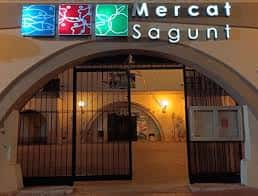 Entrada principal del Mercat Municipal de Sagunt con el letrero iluminado