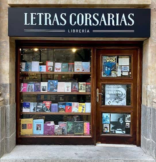 Fachada principal de la librería Letras Corsarias con escaparate iluminado