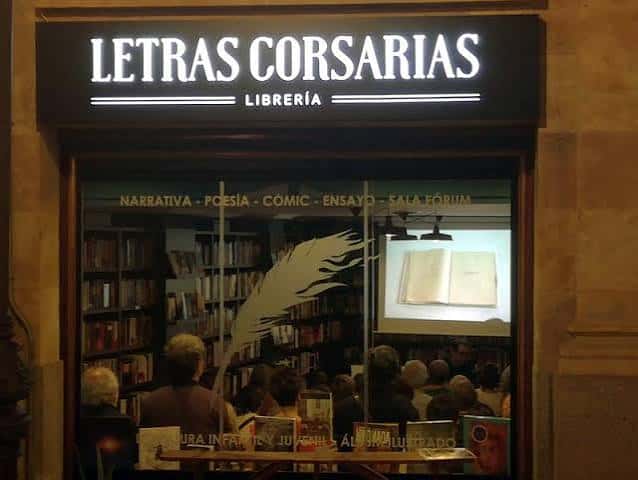 Interior de la librería durante un evento literario con público asistente