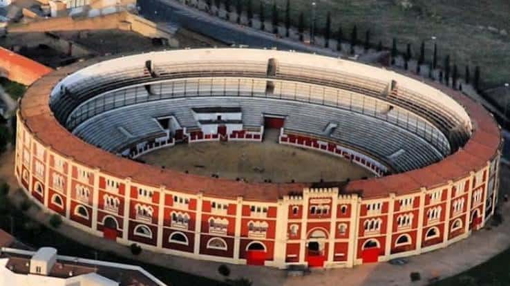 Vista aérea del ruedo vacío de la plaza de toros con gradas circulares