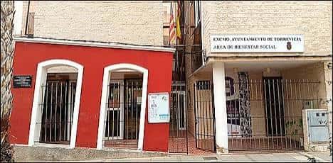 Fachada exterior de la Concejalía de Bienestar Social en Torrevieja con letrero oficial