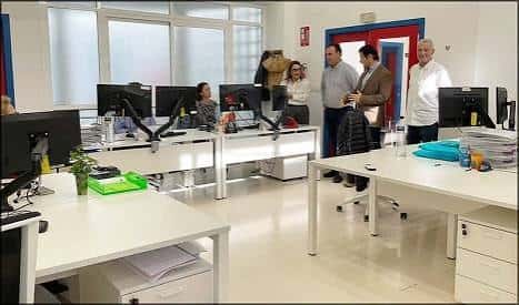 Interior de oficinas de la concejalía durante una visita institucional