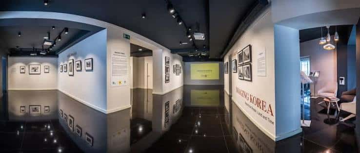 Vista panorámica del interior de la exposición 'Imaging Korea' con iluminación profesional