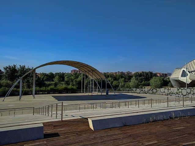 Vista exterior del anfiteatro al aire libre bajo un cielo despejado