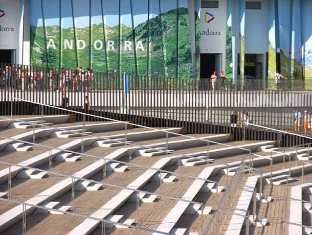 Detalle de las gradas de madera y cristal del anfiteatro durante el día