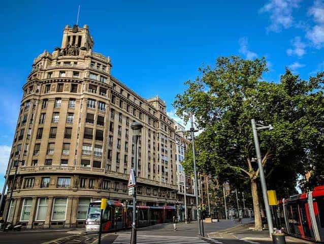 Vista de la Gran Vía en Zaragoza con edificios históricos y tranvía
