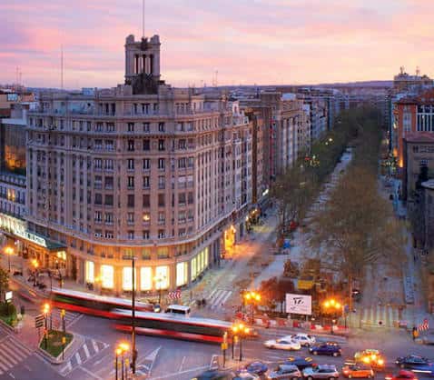 Panorámica de la Gran Vía al atardecer con iluminación urbana