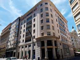 Fachada del edificio curvo en la esquina de la Gran Vía Escultor Francisco Salzillo