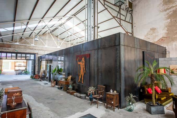 Interior industrial del espacio con estructura metálica y decoración vintage