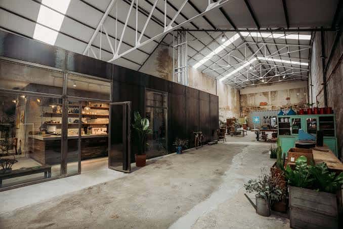Espacio amplio del local con techos altos y zona de exposición