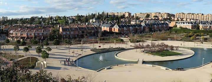 Vista panorámica de los Jardines Josefa Arquero con su característica fuente y zonas ajardinadas