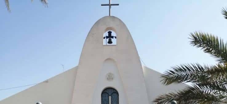 Fachada de la Parroquia de la Inmaculada Concepción con campana y cruz