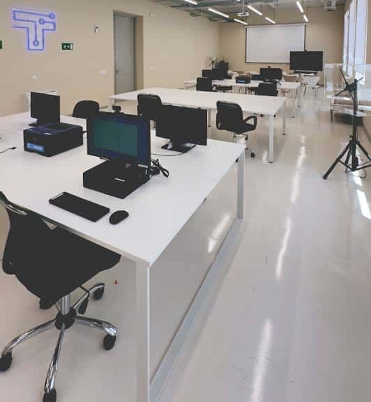 Interior de la incubadora con escritorios modernos y equipamiento tecnológico