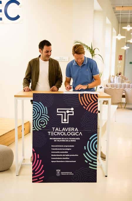 Firma de documento en el mostrador de Talavera Tecnológica
