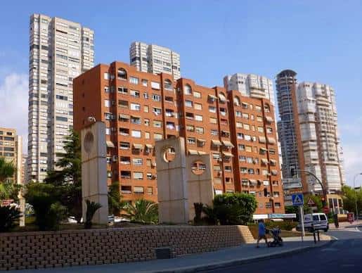 Edificios residenciales en la Avenida de la Comunitat Valenciana con cielo despejado