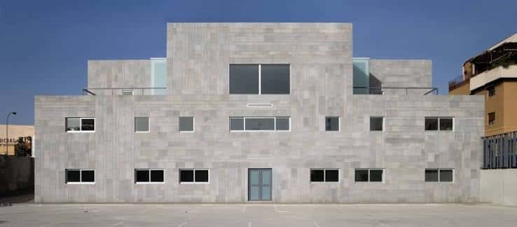 Fachada exterior del edificio de la Confederación Granadina de Empresarios con revestimiento en piedra clara