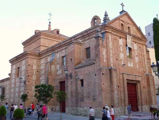 Vista exterior de la Ermita de Nuestra Señora de los Santos con su fachada de ladrillo y detalles arquitectónicos
