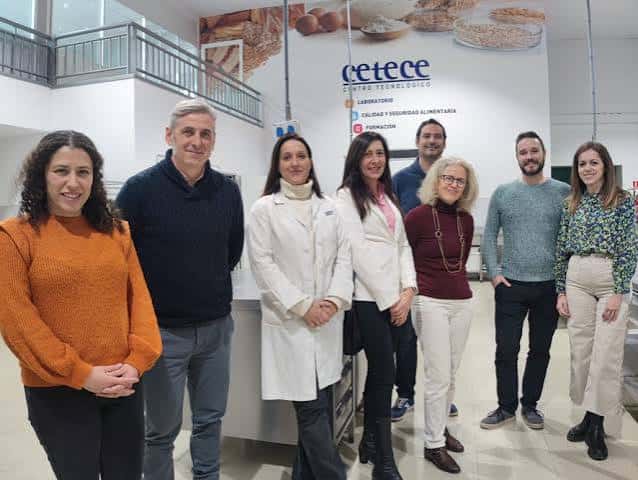 Grupo de profesionales en el interior del CETECE, con logotipo visible al fondo