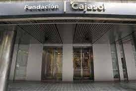 Entrada principal de la Fundación Cajasol con letrero visible