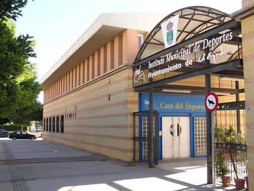 Vista exterior del Pabellón Municipal de Deportes con el letrero principal