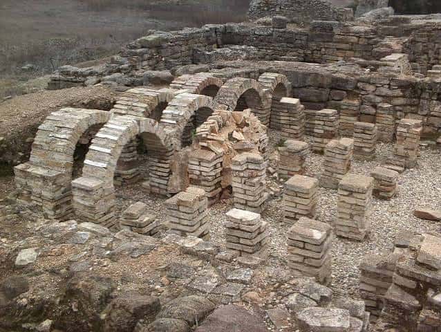 Detalle de los arcos y muros de piedra del antiguo asentamiento ibero-romano